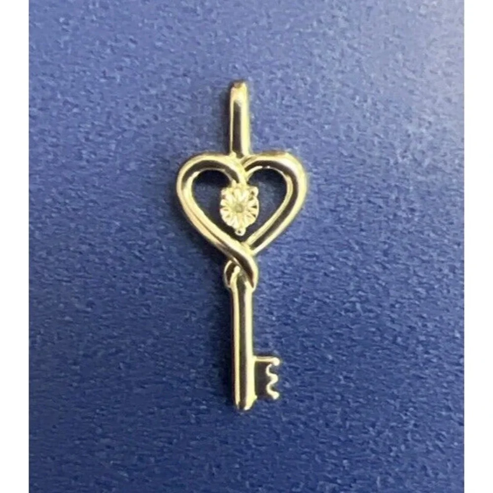 NEW KEY PENDENT WITH NATURAL DIAMOND.‎ 1